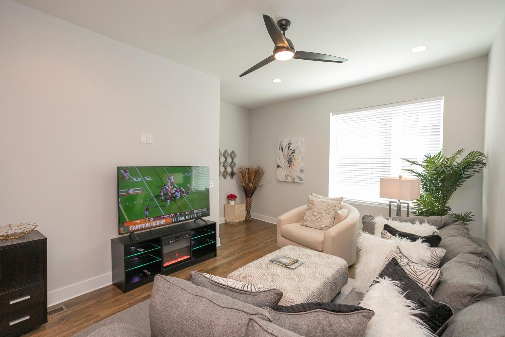 Luxury Townhome Skyline Views Mins To Dt ナッシュビル エクステリア 写真